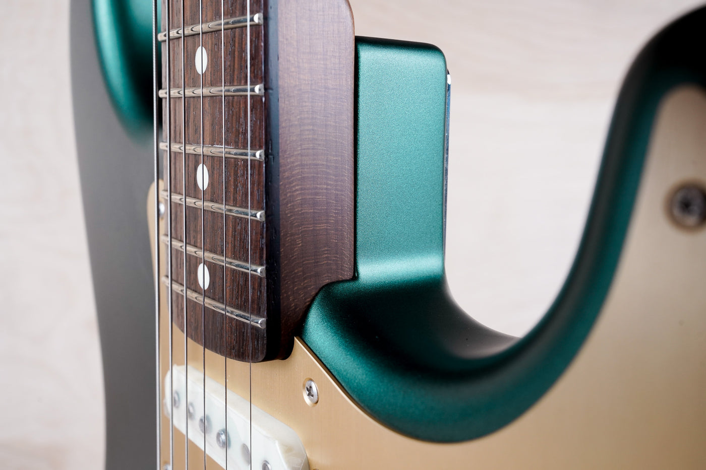 Fender FSR Traditional II '60s Stratocaster MIJ 2023 Sherwood Green Metallic w/ Gold Competition Stripe w/ Bag