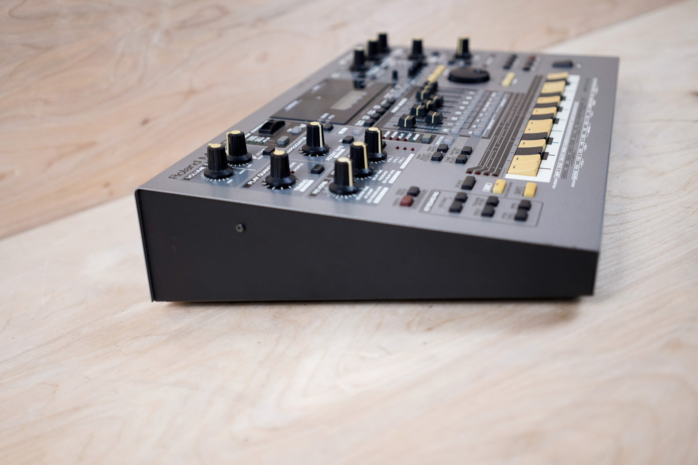Roland MC-505 Groovebox Drum Machine Sequencer