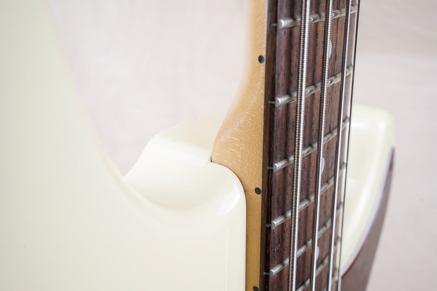 G&L Tribute Series SB-2 Bass MIJ 2000 Vintage White Made in Japan w/ Bag