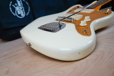 Squier J Mascis Jazzmaster 2020 Vintage White w/ Bag