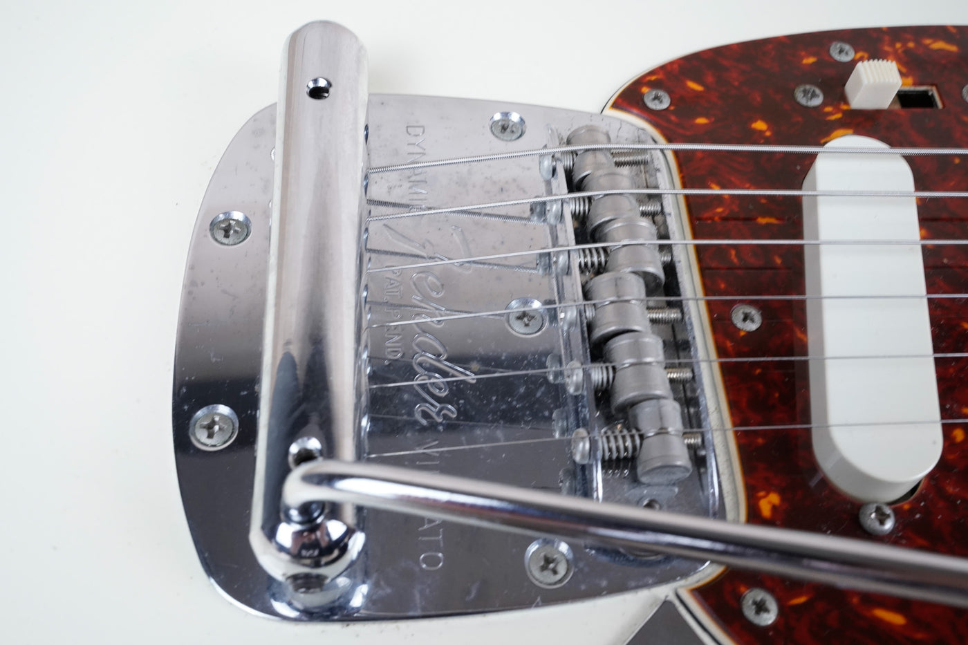 Fender MG-65 Mustang Reissue CIJ 2007 Vintage White US Vintage Grey Bobbin Pickups w/ Bag