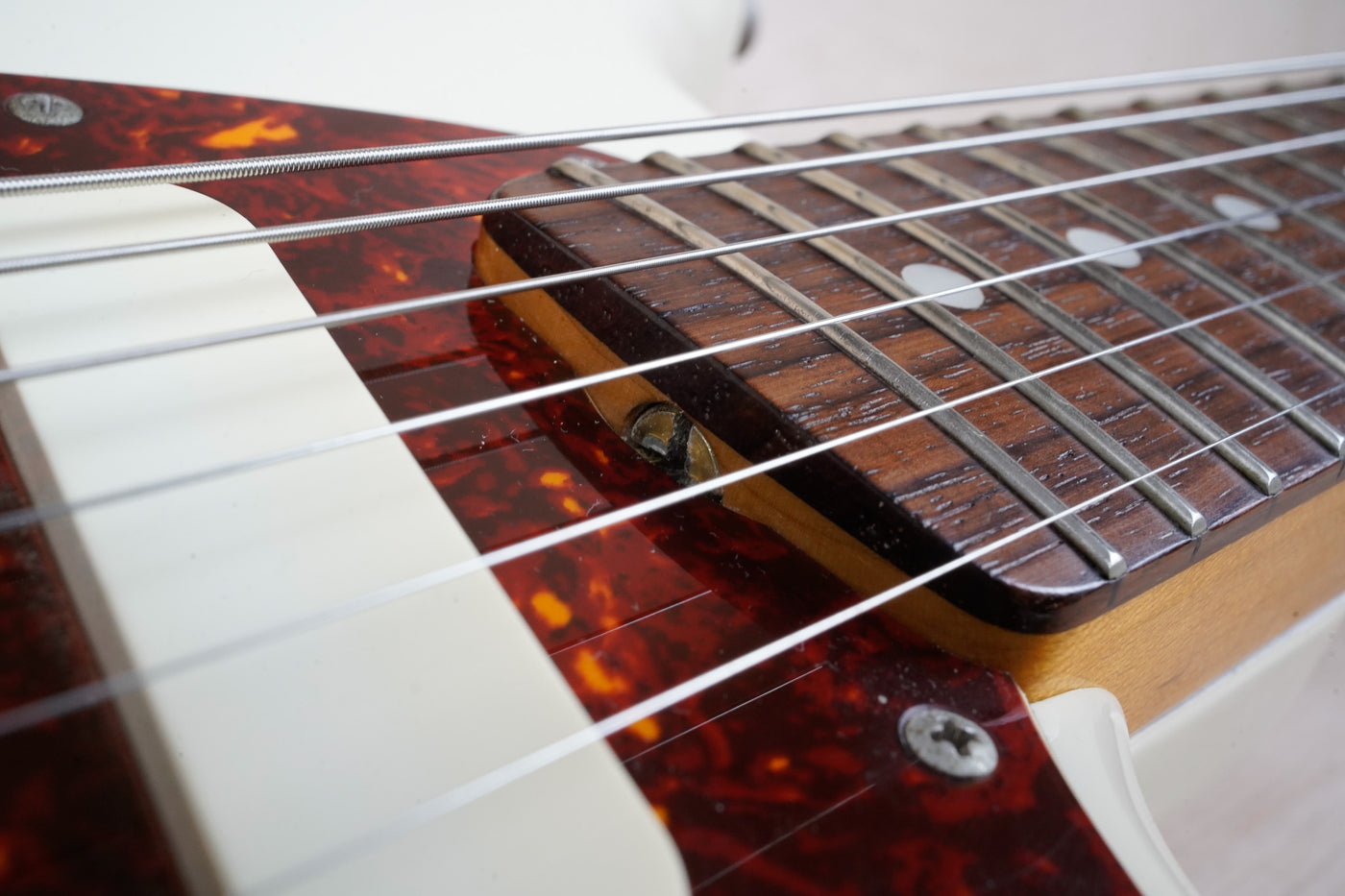 Fender MG-65 Mustang Reissue CIJ 2007 Vintage White US Vintage Grey Bobbin Pickups w/ Bag