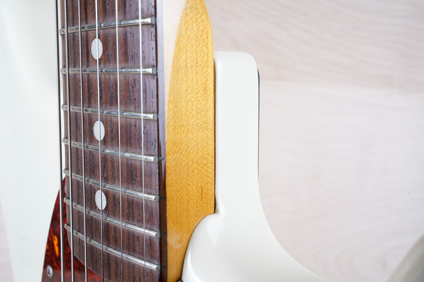 Fender MG-65 Mustang Reissue CIJ 2007 Vintage White US Vintage Grey Bobbin Pickups w/ Bag