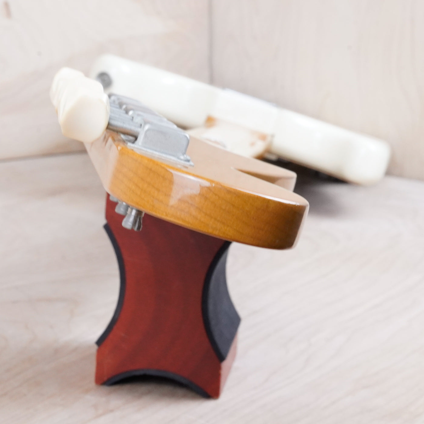 Fender MG-65 Mustang Reissue CIJ 2007 Vintage White US Vintage Grey Bobbin Pickups w/ Bag