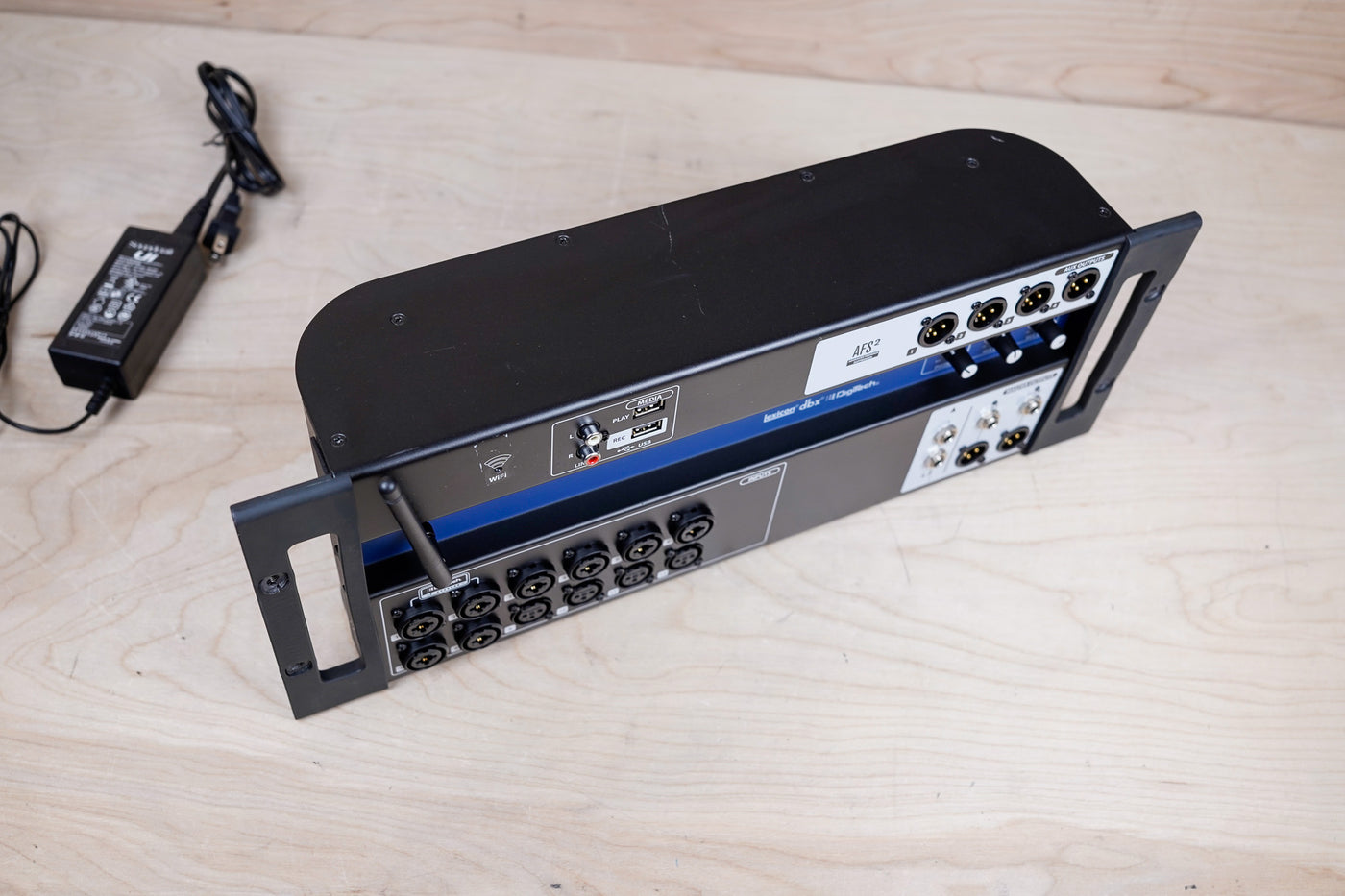 Soundcraft Ui-16 Rackmount 16-Channel Digital Mixer w/ WiFi Router