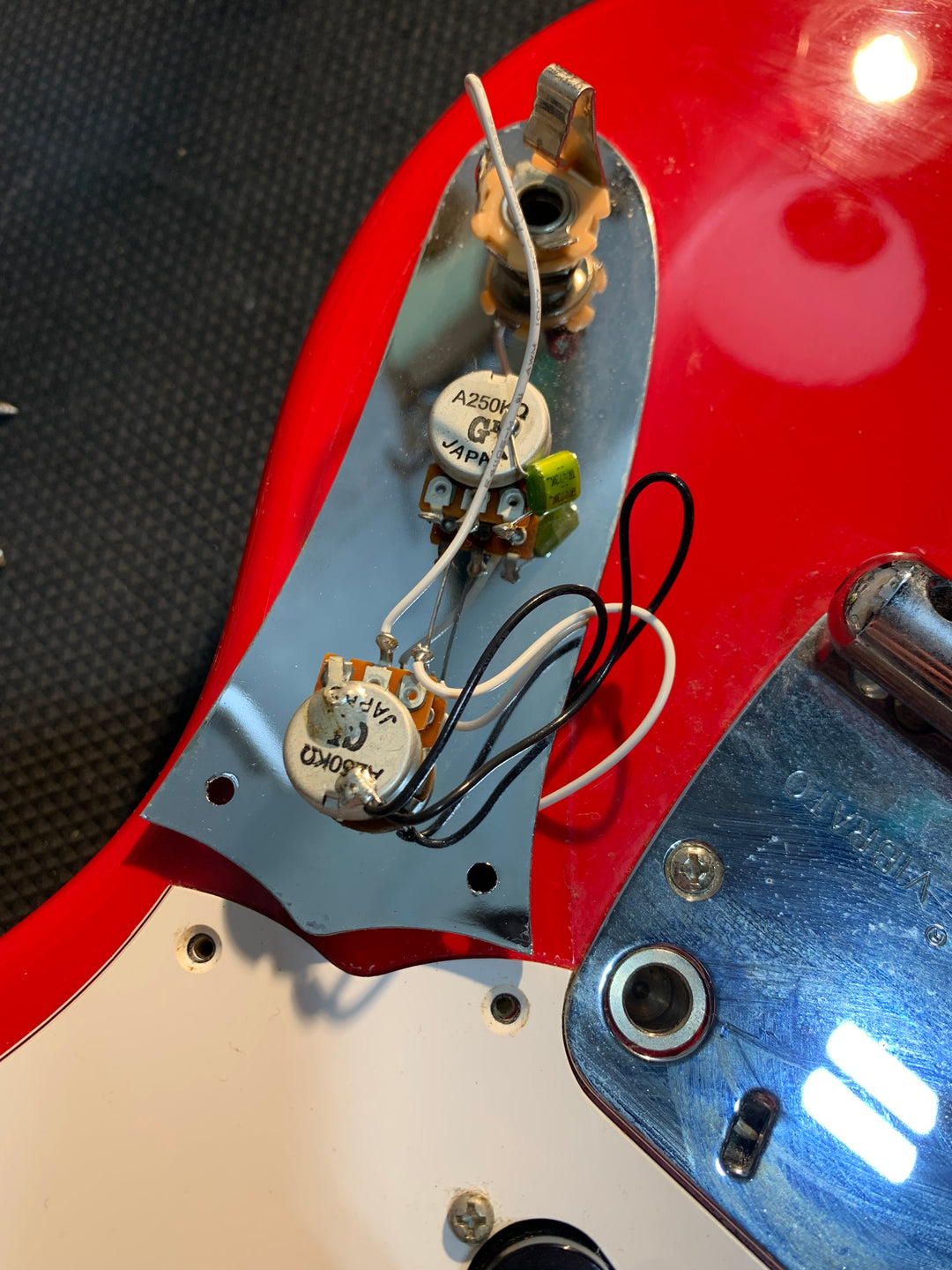 Fender MG-69 Mustang Reissue MIJ 2010 Red Matching Headstock Japan
