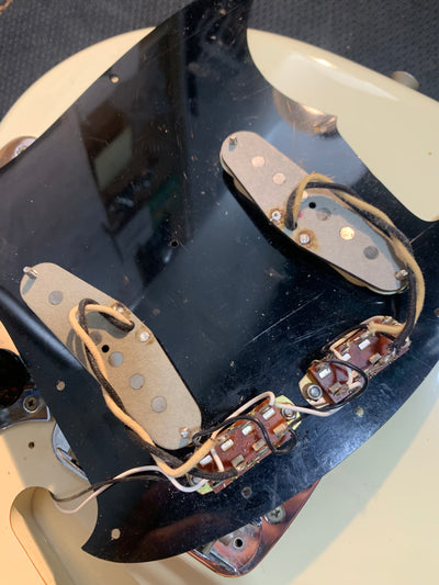 Fender MG-65 Mustang Reissue CIJ 2007 Vintage White US Vintage Grey Bobbin Pickups w/ Bag