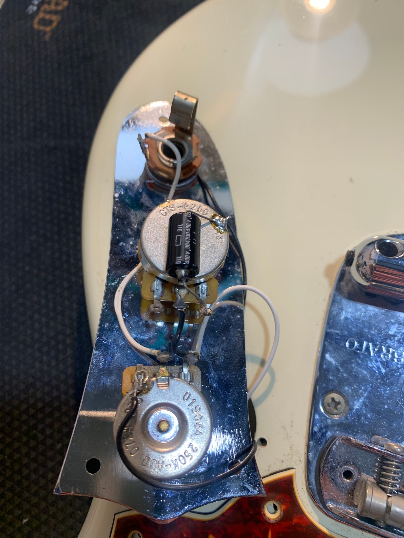 Fender MG-65 Mustang Reissue CIJ 2007 Vintage White US Vintage Grey Bobbin Pickups w/ Bag